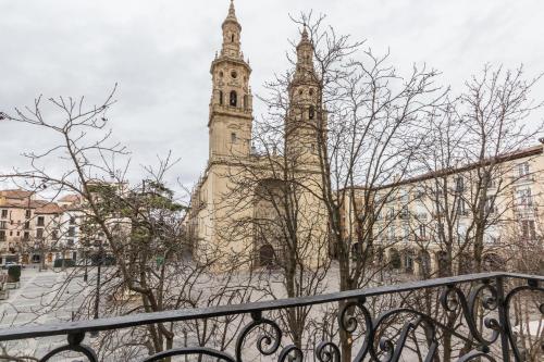 Apto con vistas a la catedral y aire acondicionado