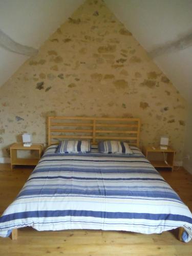 une chambre avec un grand lit dans un grenier dans l'établissement La Grange, au Vigan