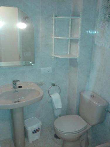 プラヤ・デル・イングレスにあるApartment 4th floor Yumbo Centrumの白いバスルーム(トイレ、シンク付)
