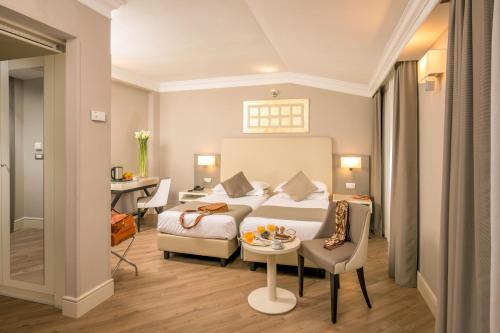 Un pat sau paturi într-o cameră la Ludovisi Palace Hotel