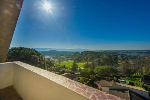 Vista general de una montaña o vista desde the country house 