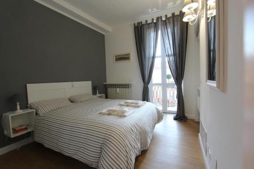 una camera con un letto e una grande finestra di Mediterraneo Turin Centre a Torino