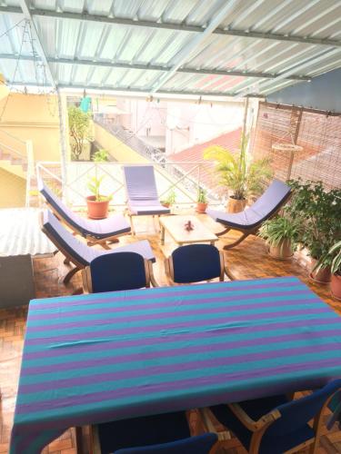 eine Terrasse mit einem blauen Tisch und Stühlen in der Unterkunft Lotus Apartments in Pereybere