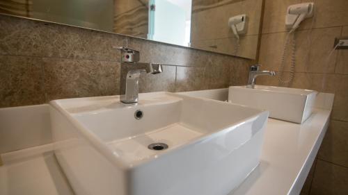 Bilik mandi di La Mariposa Apartments