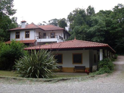 a house with a bench in front of it at Casa do Moinho Rural campo e praia , 9 pessoas, animais benvindos in Espinho