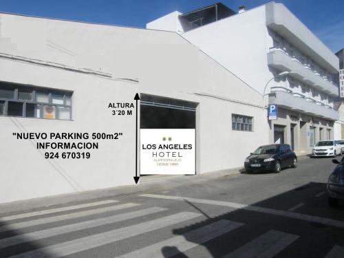 Un edificio blanco con un cartel al costado. en Hotel Los Angeles, en Almendralejo