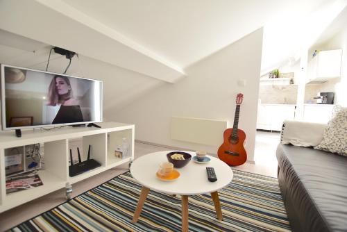 Televisyen dan/atau pusat hiburan di Apartments Sea & Sky
