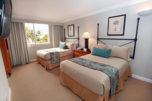 מיטה או מיטות בחדר ב-Palm Beach Shores Resort and Vacation Villas