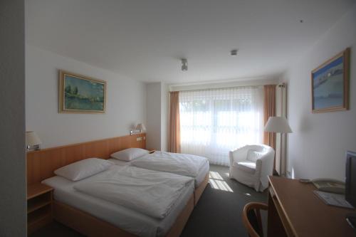En eller flere senge i et værelse på KIRCHERS PARK-HOTEL KAISERSTUHL Garni