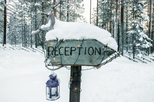a sign that says repetition with snow on top of it at Pellon Helmi Holiday Cottages in Pello