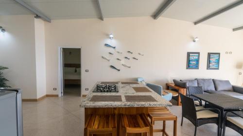 Dapur atau dapur kecil di La Mariposa Apartments