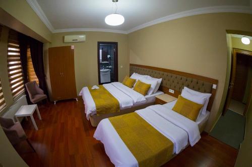 Postel nebo postele na pokoji v ubytování Ramparts Hotel
