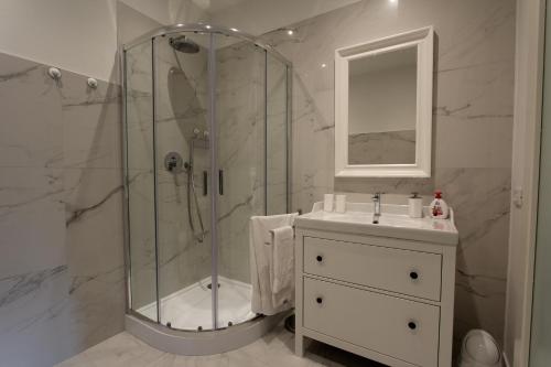 bagno bianco con doccia e lavandino di Mediterraneo Turin Centre a Torino