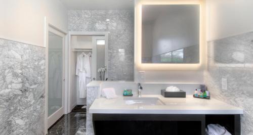 A bathroom at Best Western Plus Palm Court Hotel