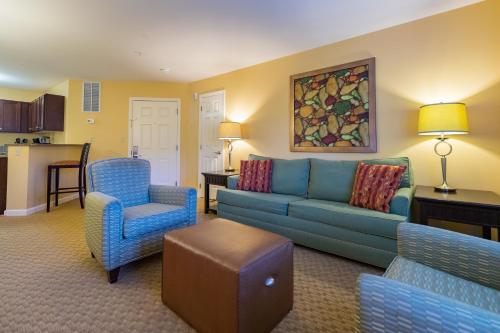 a living room with a blue couch and chairs at Vacation Village in the Berkshires in Hancock