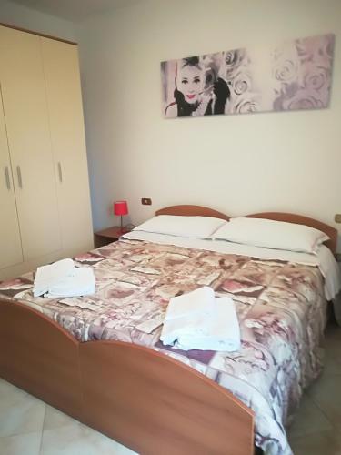 a bedroom with a bed with two towels on it at Casa Tafi in Castelfiorentino