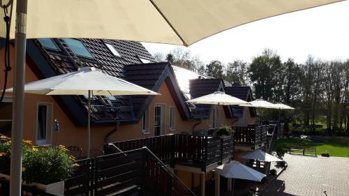a building with umbrellas in front of a building at Ferienappartements Am Spreewaldfliess in Schlepzig