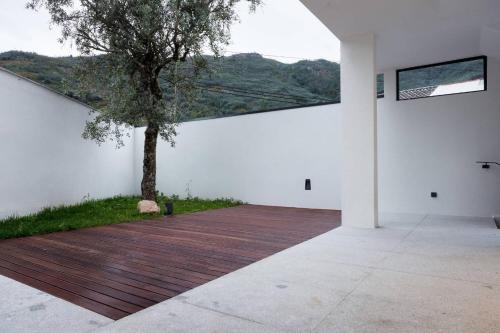 a room with a tree and a white wall at Casa dos Valentins Geres in Geres