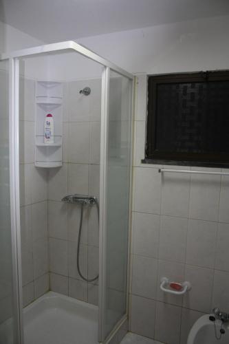 una doccia con una porta in vetro in un bagno di Quinta Teresinha a Silves