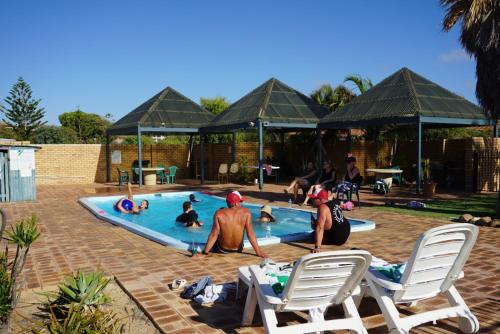 un grupo de personas jugando en una piscina en The African Reef en Geraldton