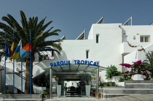 a building with a sign for a hotel at Apartamentos Parque Tropical en Lanzarote in Puerto del Carmen
