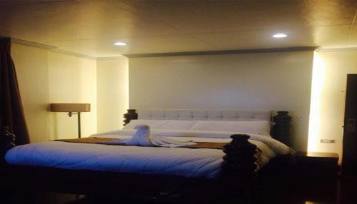 Tempat tidur dalam kamar di F8 Inn - Formerly F8 Bed & Breakfast