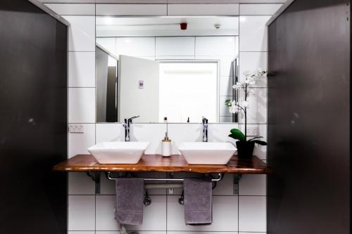 Mad Monkey Broadway tesisinde bir banyo