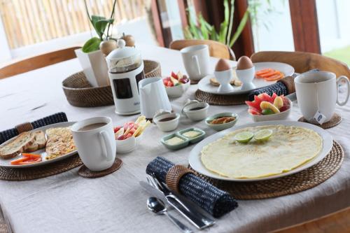 蓝梦岛阿斯马拉别墅的桌子上摆满了食物