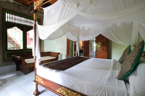 Postel nebo postele na pokoji v ubytování Pering Bungalow Ubud
