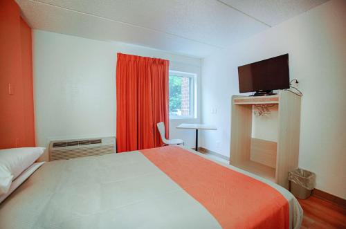 Televisyen dan/atau pusat hiburan di Motel 6-Albany, NY
