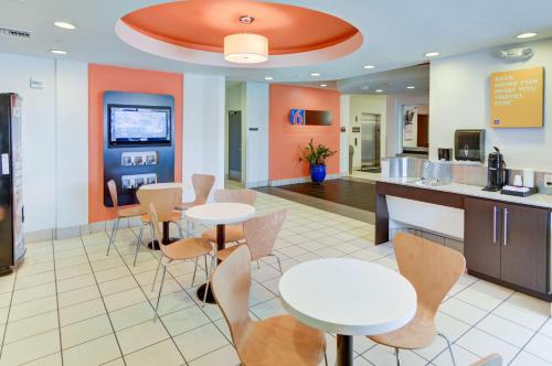 une cafétéria avec des tables, des chaises et un comptoir dans l'établissement Motel 6-Roanoke, TX - Northlake - Speedway, à Roanoke
