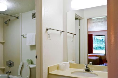 Ett badrum på Motel 6-Frederick, MD - Fort Detrick