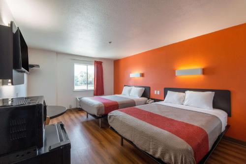 سرير أو أسرّة في غرفة في Motel 6-San Antonio, TX - Downtown - Alamo Dome