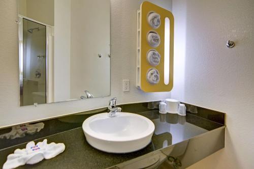 Salle de bains dans l'établissement Motel 6-Roanoke, TX - Northlake - Speedway
