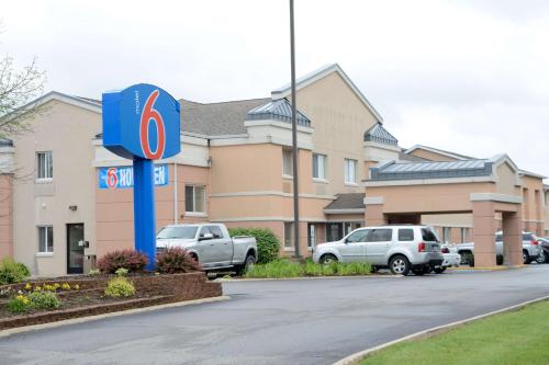 a gas station with cars parked in a parking lot at Motel 6-Anderson, IN in Anderson