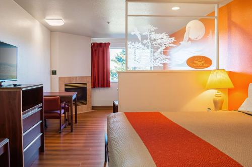 Кровать или кровати в номере Motel 6-Newport, OR
