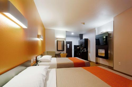 Säng eller sängar i ett rum på Motel 6-Midland, TX