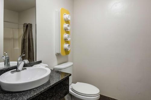 Bilik mandi di Studio 6-Savannah, GA