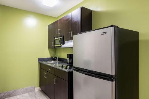 Dapur atau dapur kecil di Studio 6-Savannah, GA