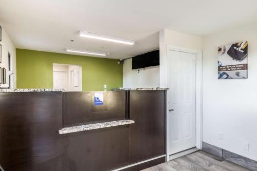 Dapur atau dapur kecil di Studio 6-Savannah, GA