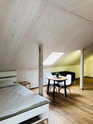 En eller flere senge i et værelse på Villa Midesta