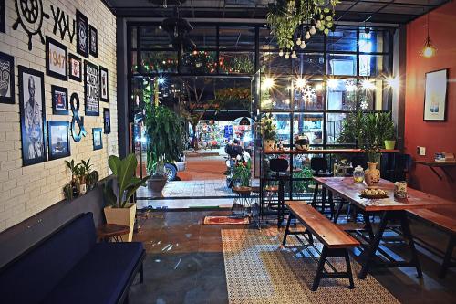 מסעדה או מקום אחר לאכול בו ב-Kon-Tiki DaNang Hostel