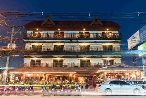 a building with people on bikes in front of it at Jomtien Boathouse in Jomtien Beach