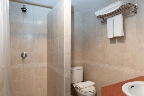 La salle de bains est pourvue de toilettes et d'un lavabo. dans l'établissement Jomtien Boathouse, à Jomtien Beach