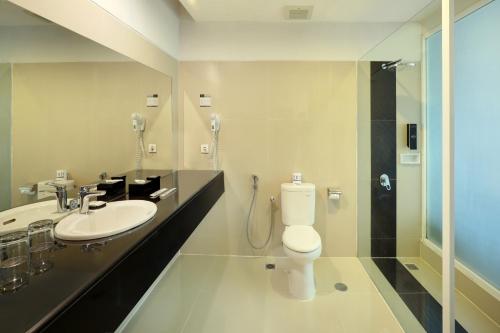 Kúpeľňa v ubytovaní Hotel Neo Palma Palangkaraya by ASTON