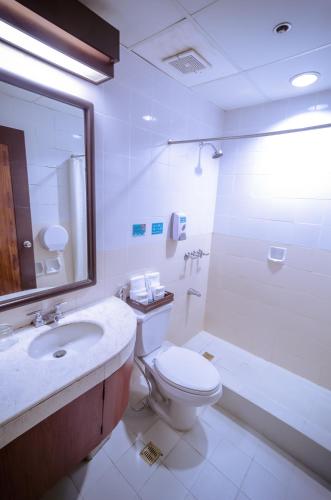Un baño de Microtel by Wyndham Tarlac