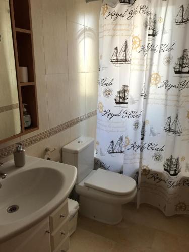 アリカンテにある14 Bahía Playa Almadrabaのバスルーム(洗面台、トイレ、シャワーカーテン付)
