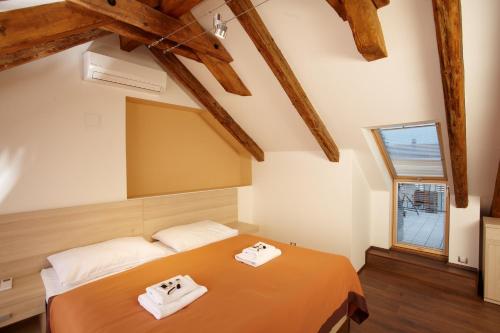 Postel nebo postele na pokoji v ubytování Residence U Černé Věže České Budějovice