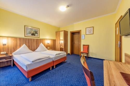 Habitación de hotel con cama y TV en Hotel Windsor, en Colonia