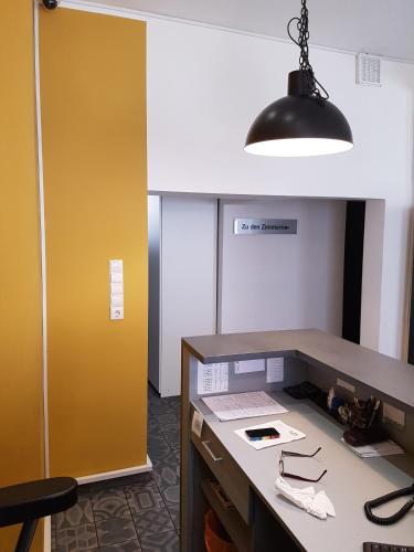 オッフェンバッハにあるFly'inの黄色い扉と机のある事務所
